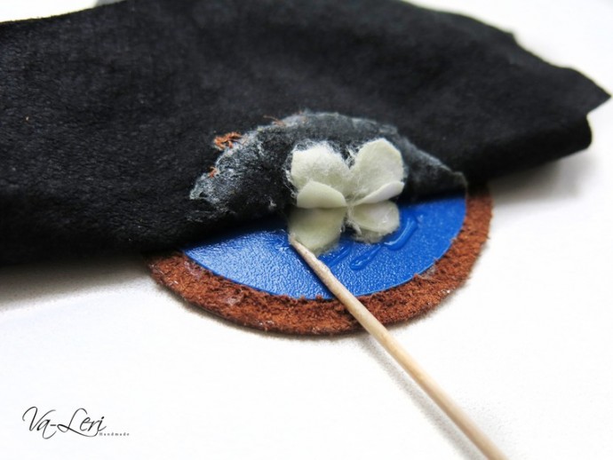 ​Изготавливаем кожаный брелок с объемным четырехлистником на удачу: часть 3