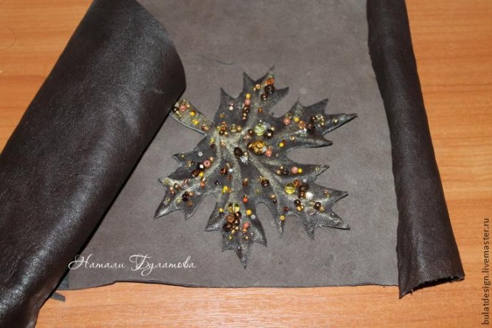 Листья желтые по городу кружатся