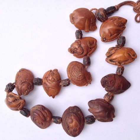 ​Украшения из косточек фруктов