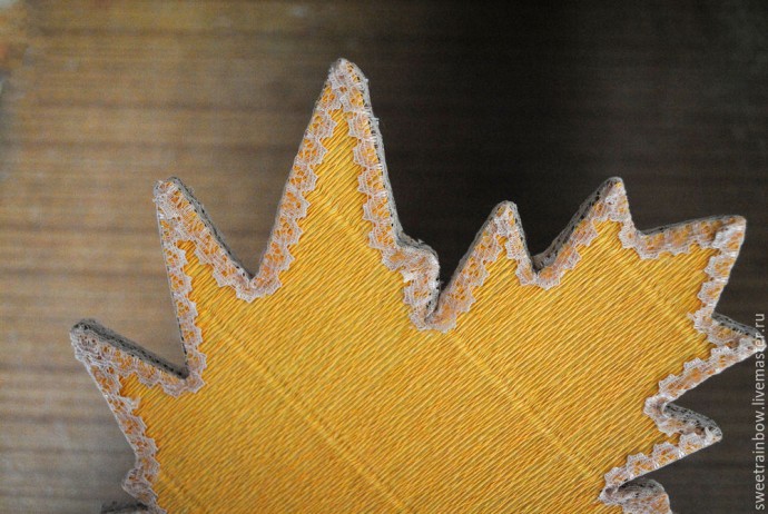 Делаем оригинальную композицию из конфет "Кленовый лист": часть 1