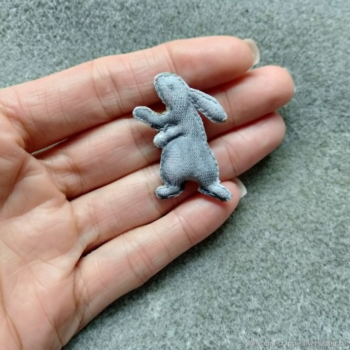 Брошь из бисера с кроликом Брошь из бисера с кроликом