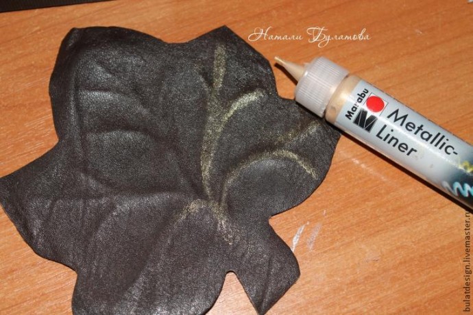 Листья желтые по городу кружатся