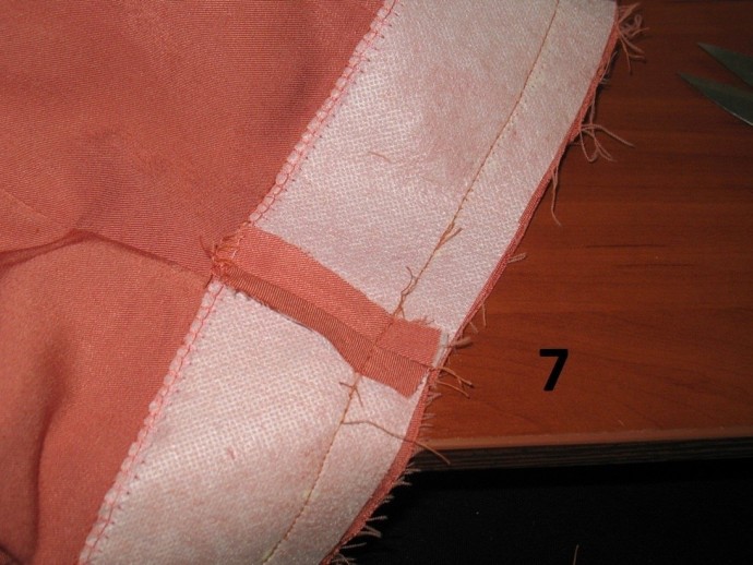 ​Мастер-класс по пришиванию обтачки к поясу юбки с застежкой на потайную молнию