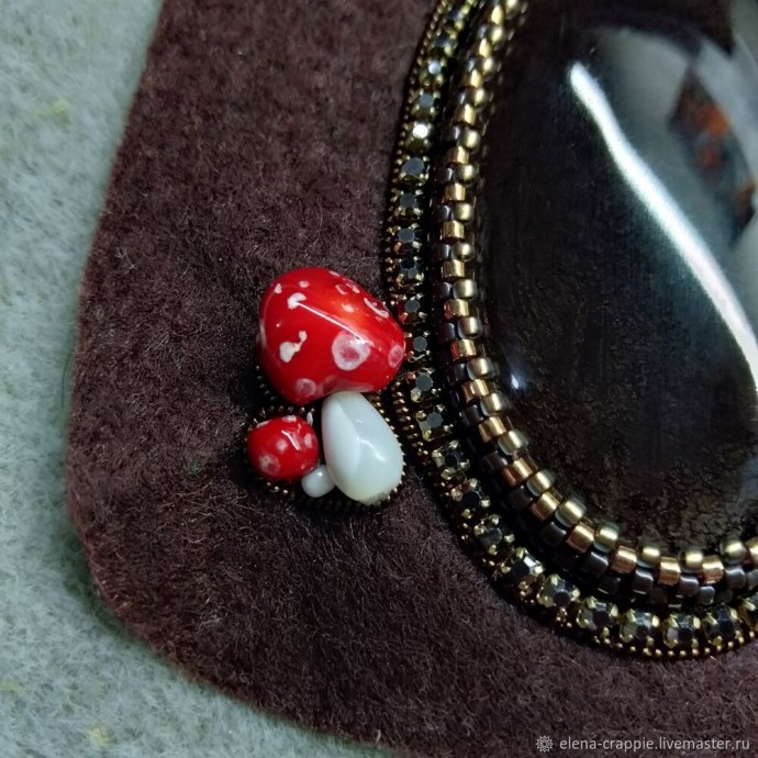 Брошь из бисера с кроликом Брошь из бисера с кроликом