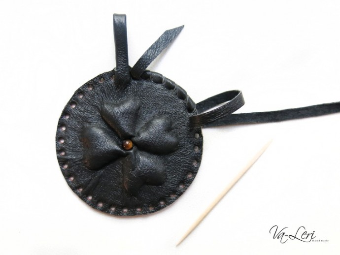 ​Изготавливаем кожаный брелок с объемным четырехлистником на удачу: часть 4