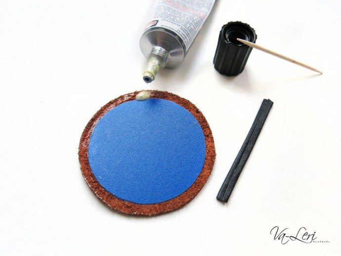 ​Изготавливаем кожаный брелок с объемным четырехлистником на удачу: часть 1