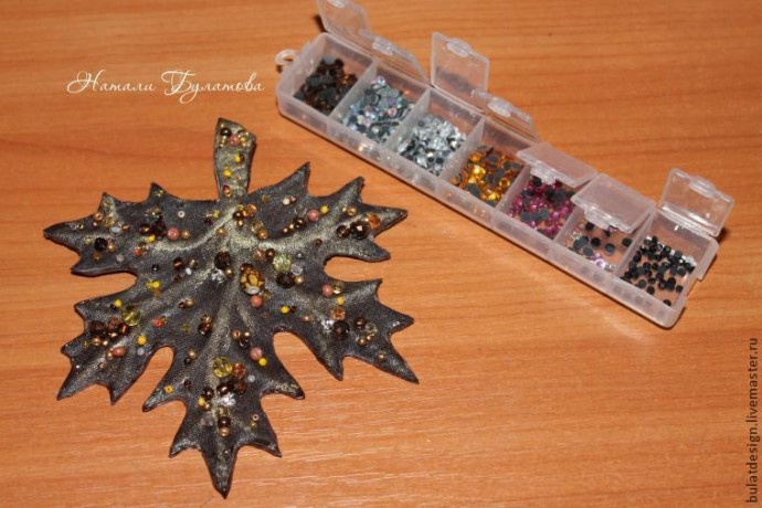 Листья желтые по городу кружатся