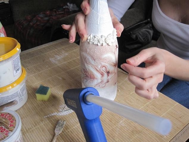 Декорирование романтичной бутылки в технике декупаж: часть  2