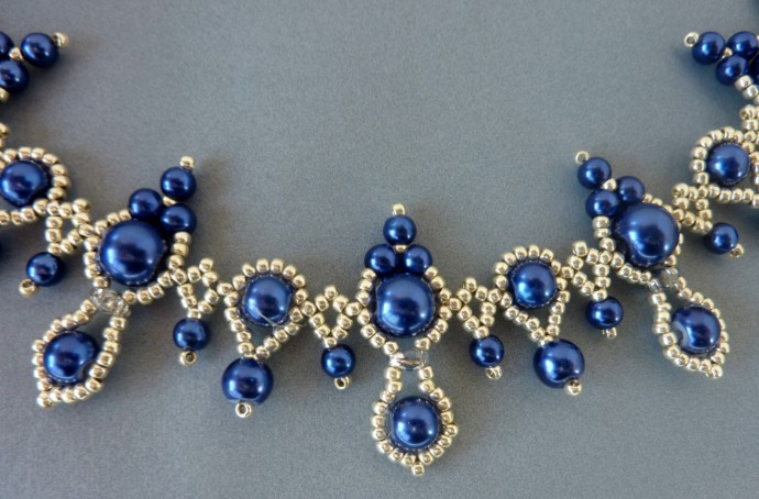 Колье из бисера и бусин