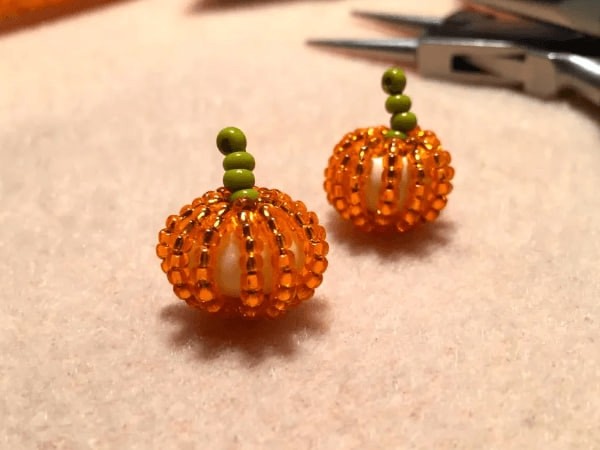 ​Как сделать крошечные тыквы из бисера