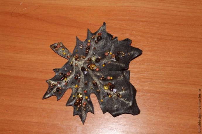 Листья желтые по городу кружатся