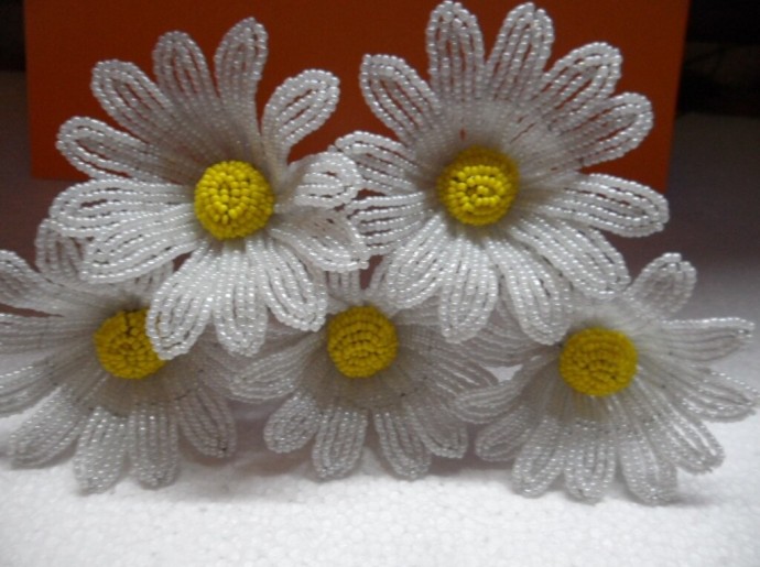 Ромашки из бисера