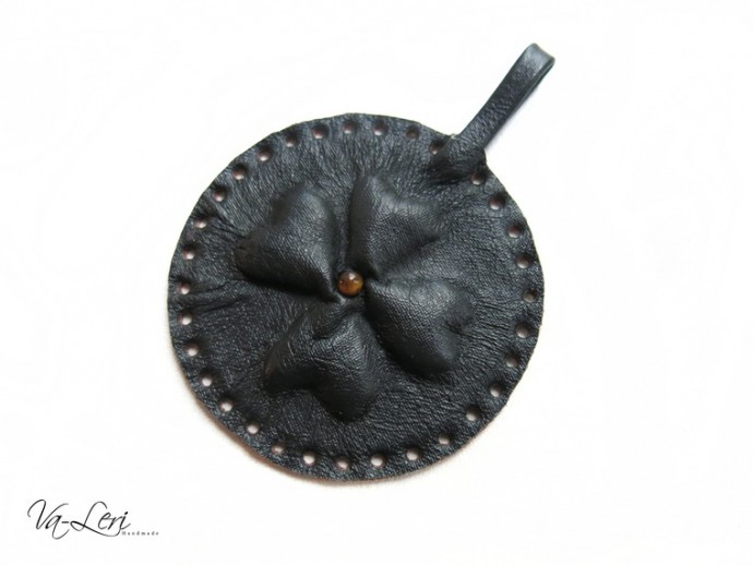 ​Изготавливаем кожаный брелок с объемным четырехлистником на удачу: часть 3