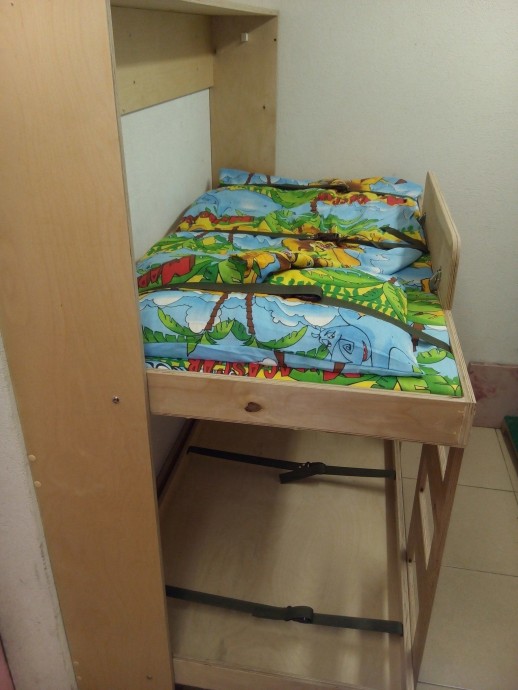 ​Необычная складная 2-ярусная кровать из фанеры