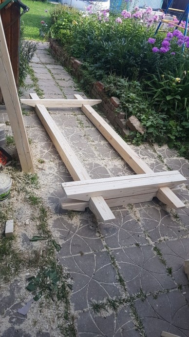 ​Самодельные деревянные качели в стиле перголы