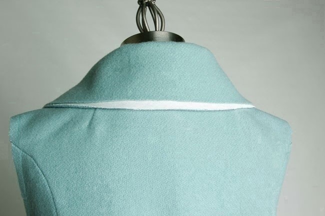 Один из способов притачивания воротника в жакетах или в пальто