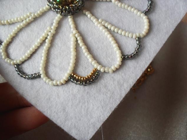 Мастер-класс по созданию вышитой бисером броши "Нео-цветок": часть 4