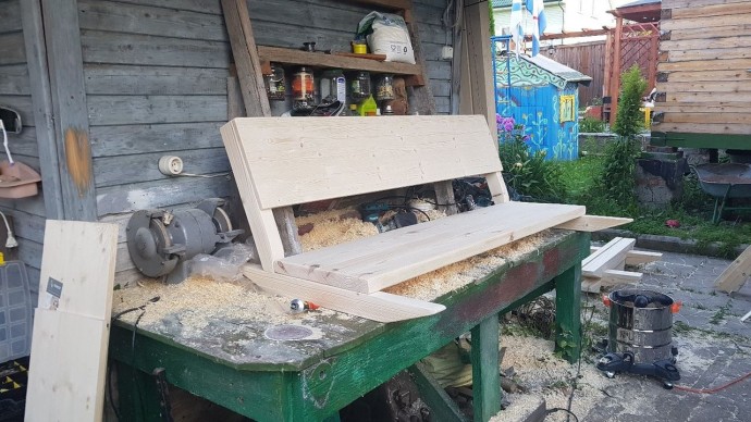 ​Самодельные деревянные качели в стиле перголы