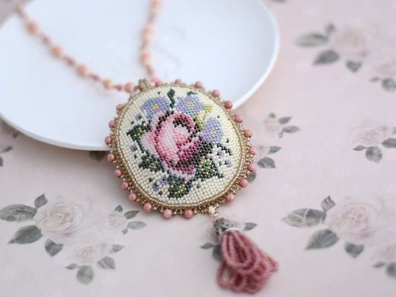 Броши с нежными цветами