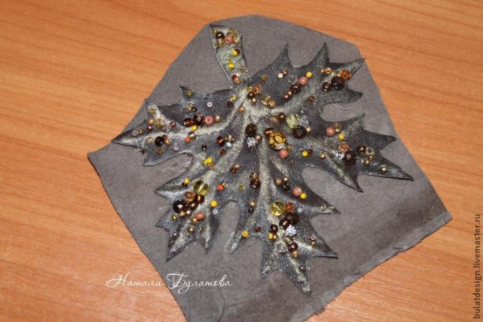 Листья желтые по городу кружатся