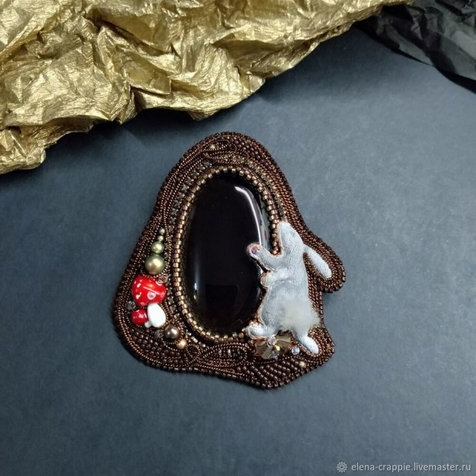 Брошь из бисера с кроликом Брошь из бисера с кроликом