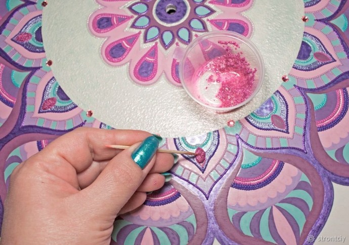 ​Расписываем интерьерные часы в смешанной технике: часть 6