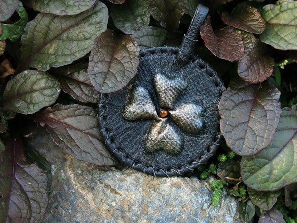 ​Изготавливаем кожаный брелок с объемным четырехлистником на удачу: часть 4