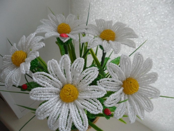 Ромашки из бисера