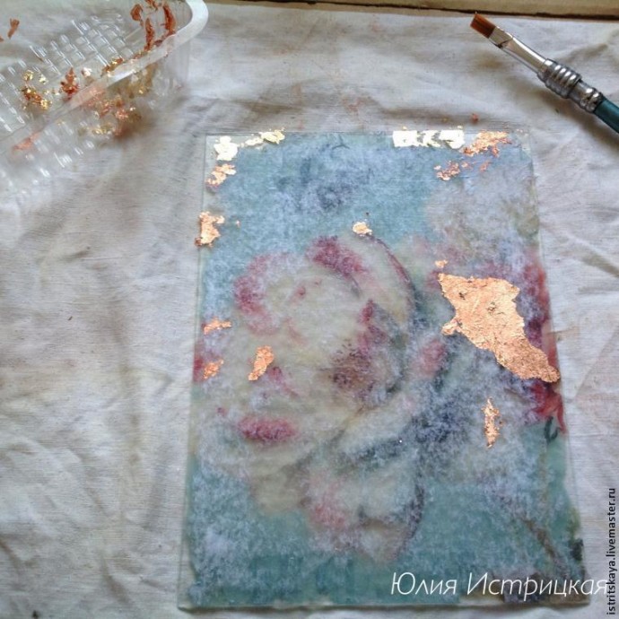 ​Создаем старинный зеркальный витраж: вживляем в стекло и работаем с поталью в хлопьях: часть 2