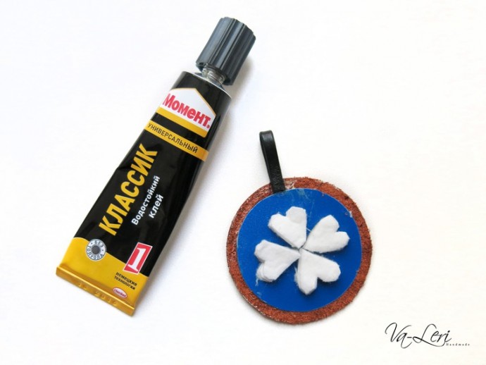 ​Изготавливаем кожаный брелок с объемным четырехлистником на удачу: часть 2