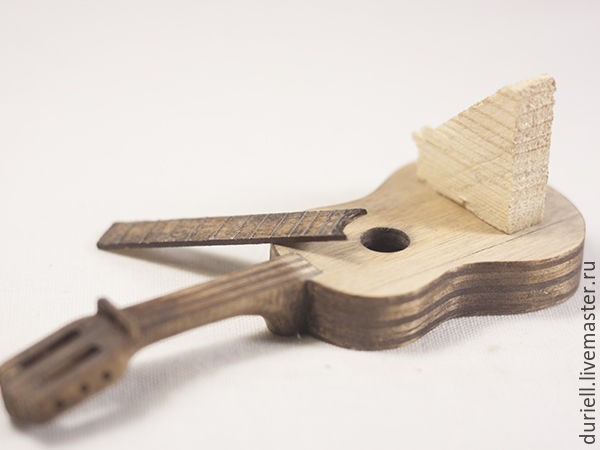 Мастерим миниатюрную гитару "Ретро" для куклы: часть 4