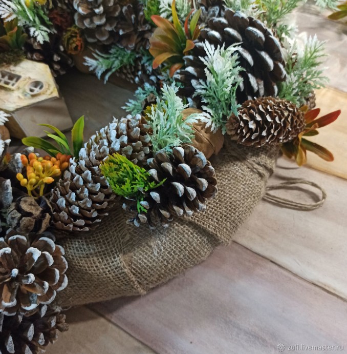 Рождественский венок с шишками и домиком: часть 4