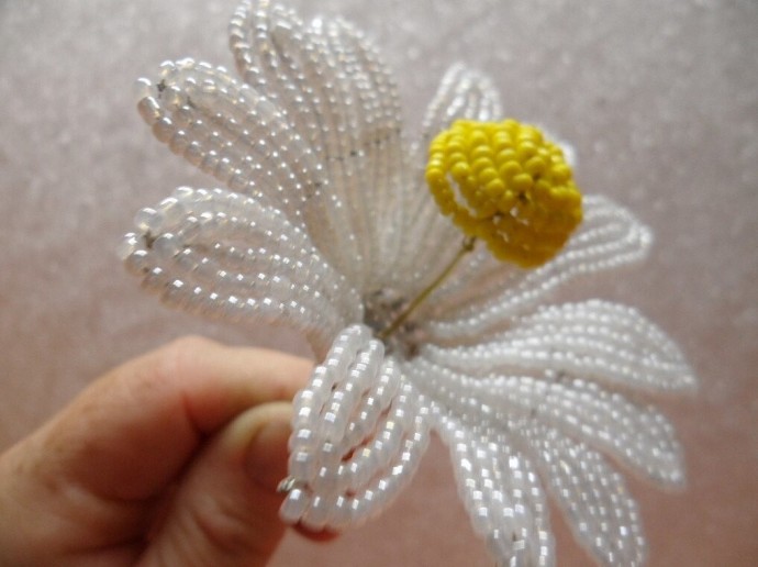 Ромашки из бисера