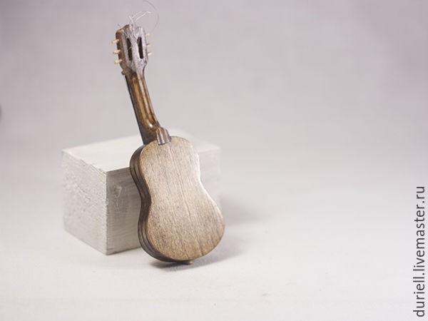Мастерим миниатюрную гитару "Ретро" для куклы: часть 4