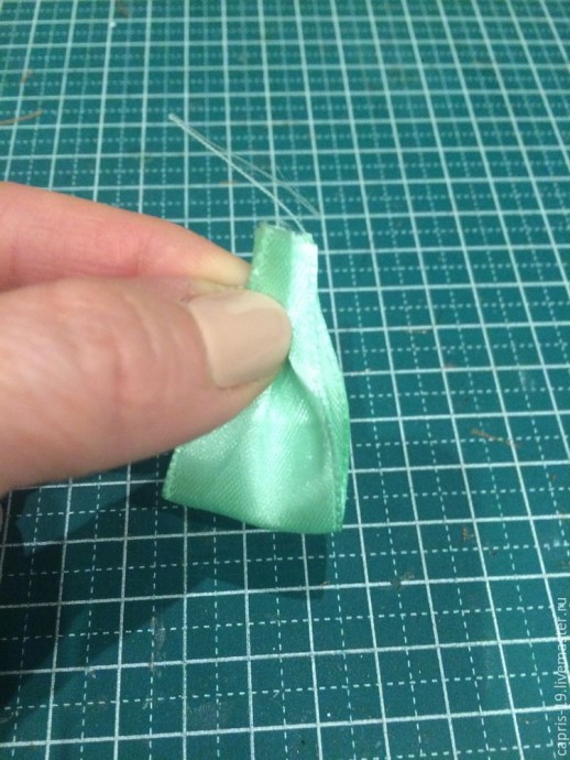 Делаем новогоднюю шишку из атласной ленты: часть 2