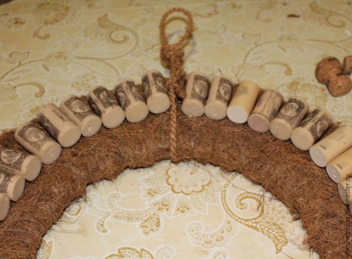 Делаем новогодний эко-венок из пробок