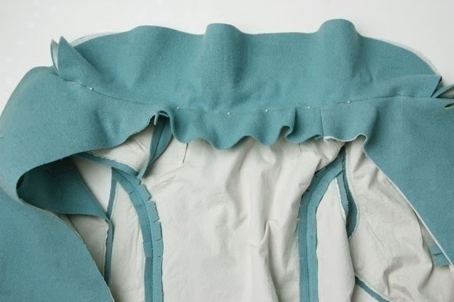 Один из способов притачивания воротника в жакетах или в пальто