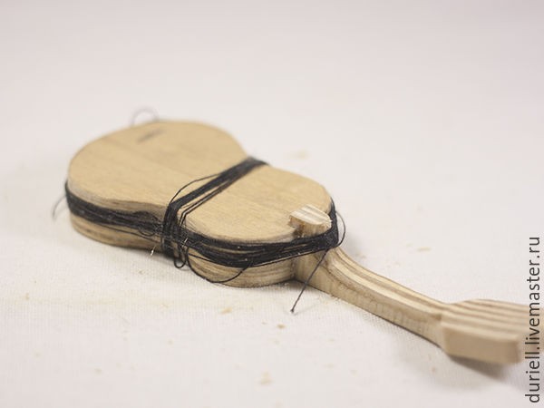 Мастерим миниатюрную гитару "Ретро" для куклы: часть 2