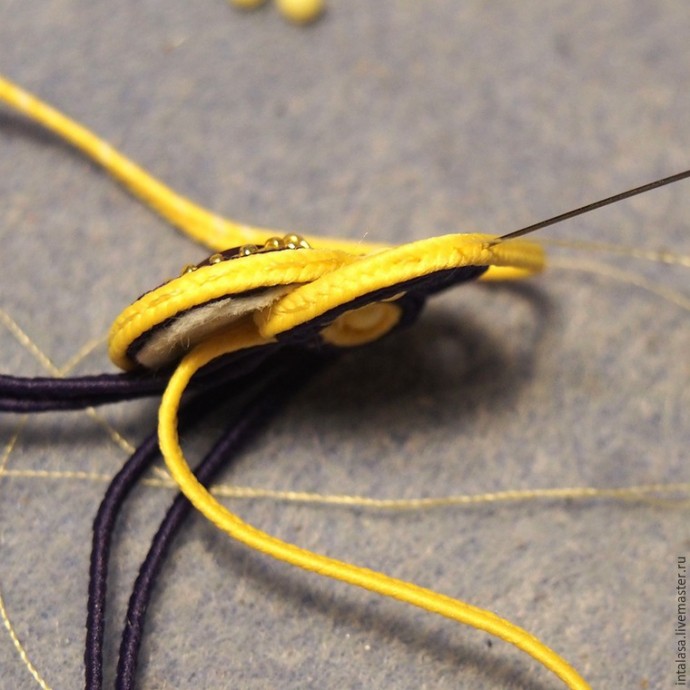 Делаем сережки в технике сутажной вышивки Делаем сережки в технике сутажной вышивки