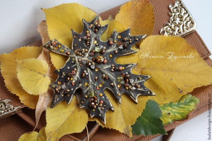 Листья желтые по городу кружатся