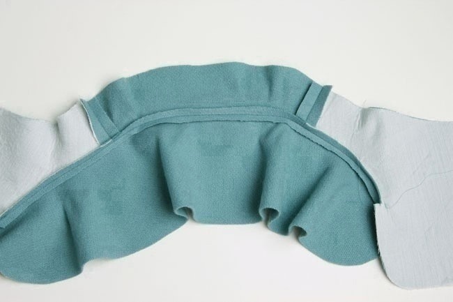 Один из способов притачивания воротника в жакетах или в пальто