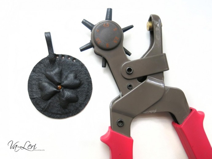 ​Изготавливаем кожаный брелок с объемным четырехлистником на удачу: часть 3