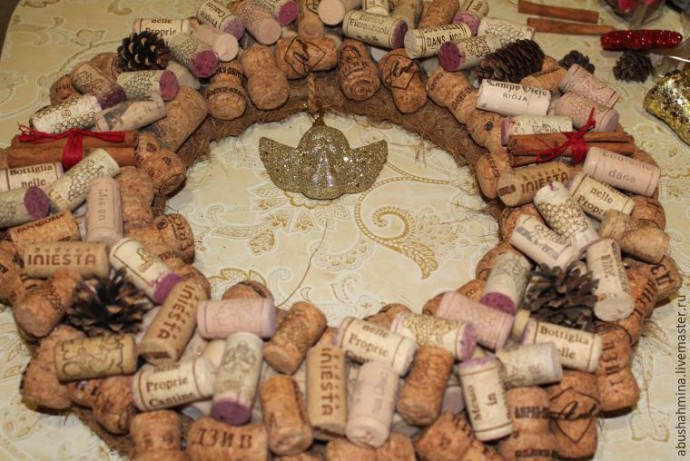 Делаем новогодний эко-венок из пробок