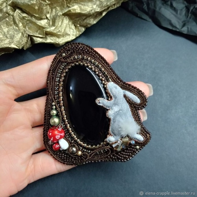 Брошь из бисера с кроликом Брошь из бисера с кроликом