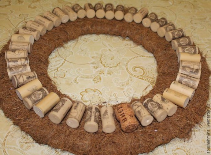 Делаем новогодний эко-венок из пробок