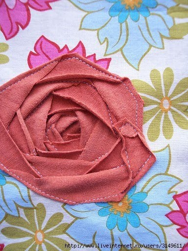 ​Прекрасная роза из тесьмы или полосы ткани