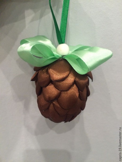 Делаем новогоднюю шишку из атласной ленты: часть 2