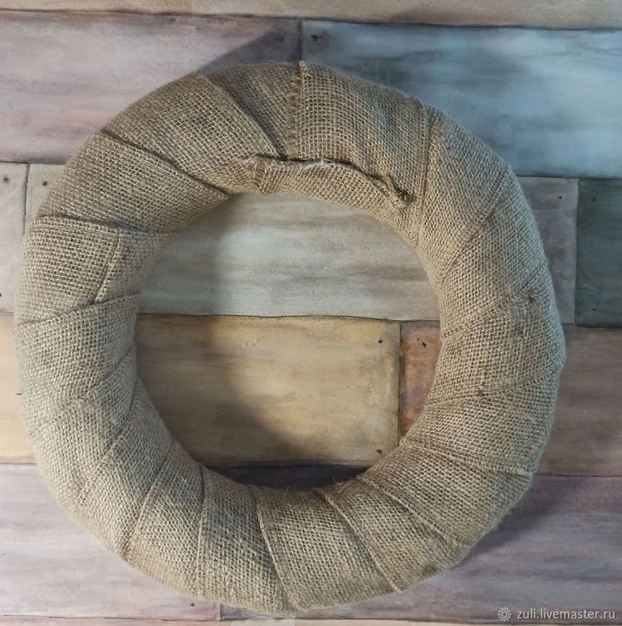 Рождественский венок с шишками и домиком: часть 3