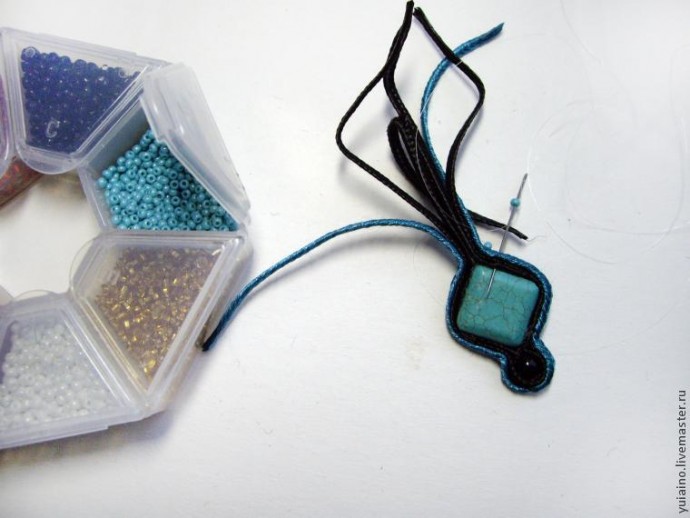 Серьги в технике сутажной вышивки Серьги в технике сутажной вышивки