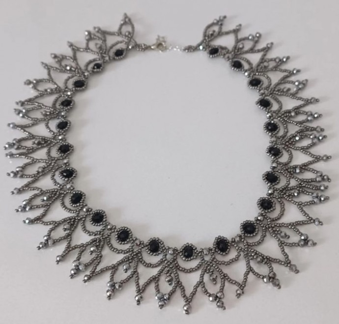 Ажурное колье из бисера и бусин